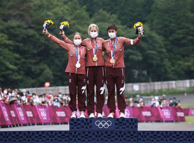 Jolanda Neff, Sina Frei e Linda Indergand conquistam ouro, prata e bronze no cross country Christian Hartmann/Reuters