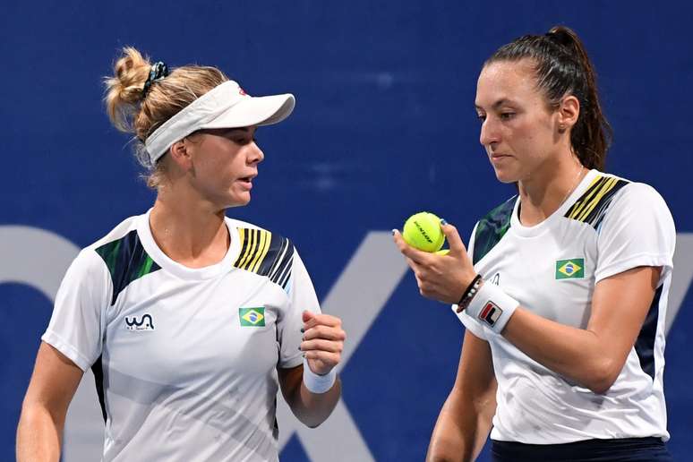 Laura Pigossi e Luisa Stefani em jogo de dupla nos Jogos Olímpicos de Tóquio Piroschka Van De Wouw/Reuters