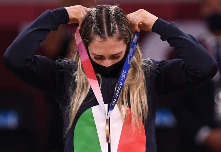 Maria Centracchio, da Itália, coloca medalha de bronze no pescoço nesta terça-feira no judô Annegret Hilse/Reuters