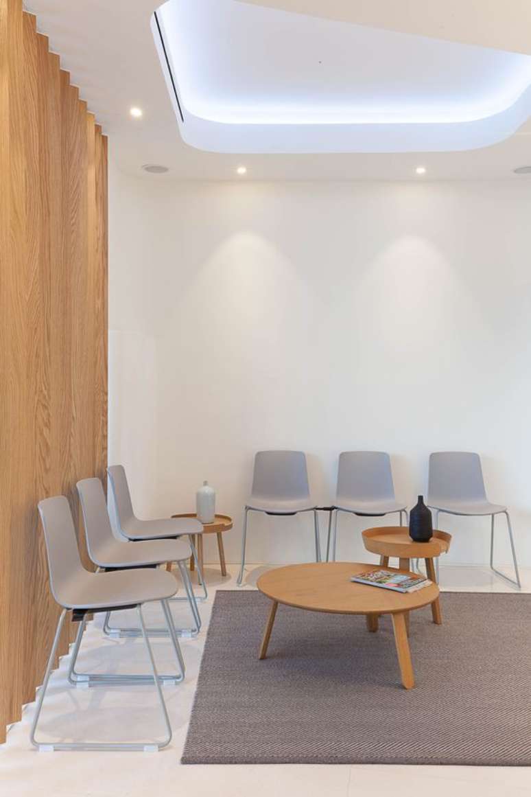 16. Sala de espera para clinica odontologica com cadeiras cinza – Foto Pinterest