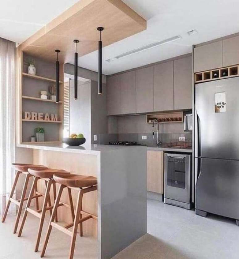 38. Decora&ccedil;&atilde;o de cozinha estilo americana cinza com madeira &ndash; Foto: Jeito de Casa