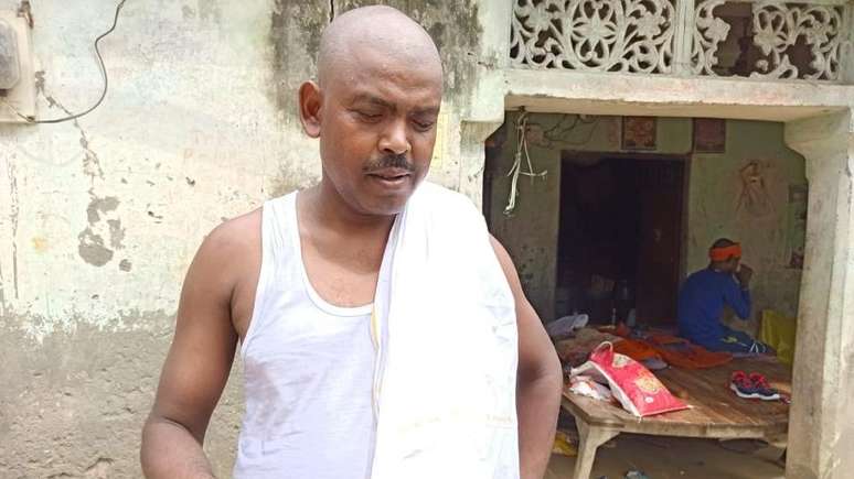 Pai disse que trabalhou muito para mandar seus filhos, incluindo Neha, para a escola