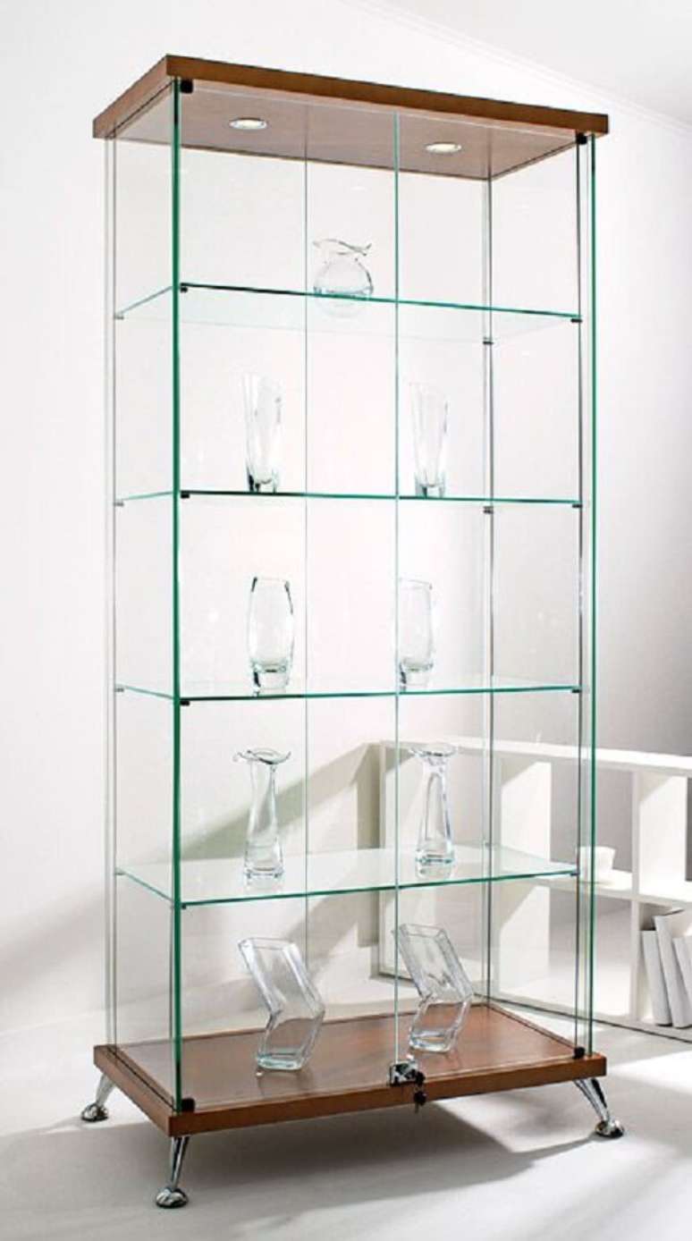 46. Reserve um espaço na decoração para posicionar uma linda estante de vidro. Fonte: Pinterest