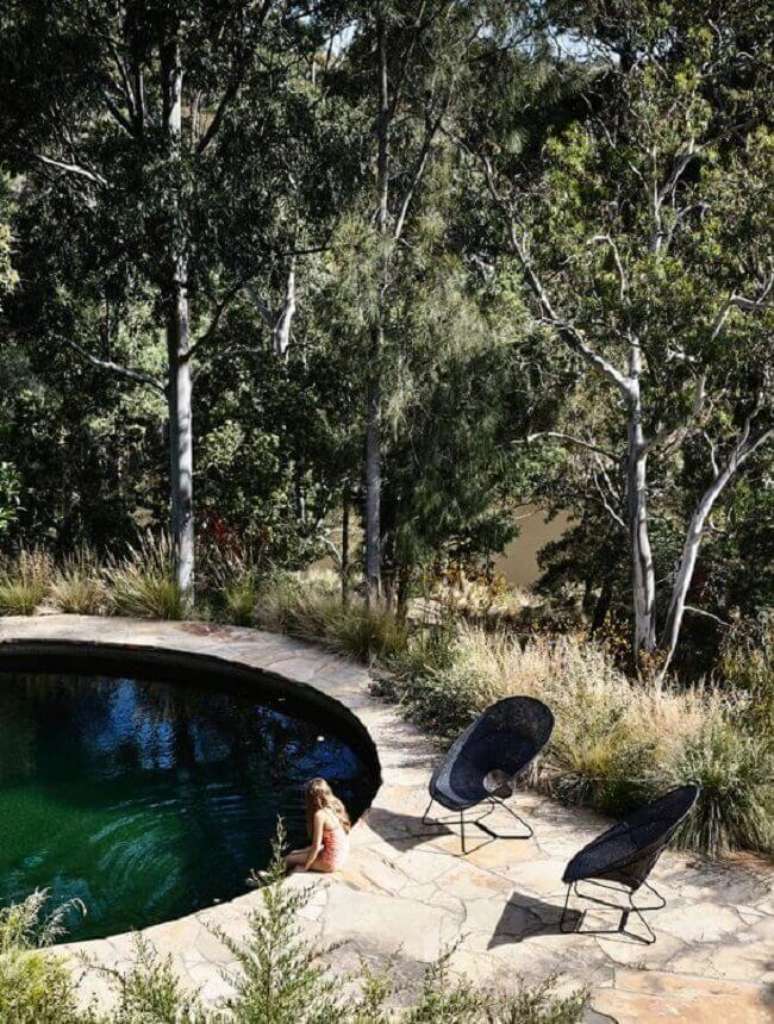 12. A piscina verde se conecta com a paisagem do entorno. Fonte: Pinterest