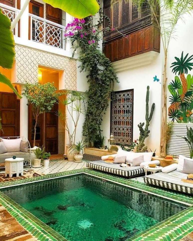 9. A piscina verde &eacute; a grande atra&ccedil;&atilde;o desse im&oacute;vel. Fonte: Pinterest
