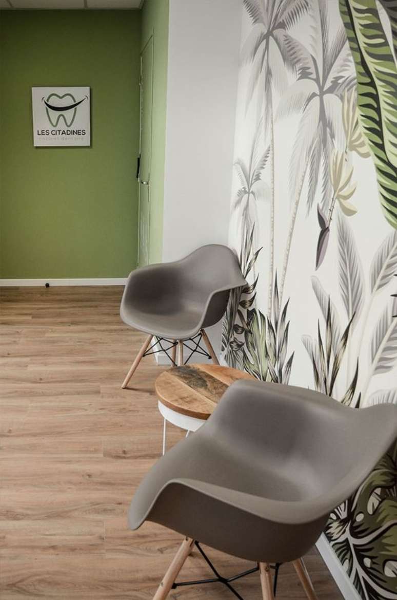 30. Consultório dentário com sala de espera decorada com papel de parede de plantas e cadeira cinza – Foto Decogite