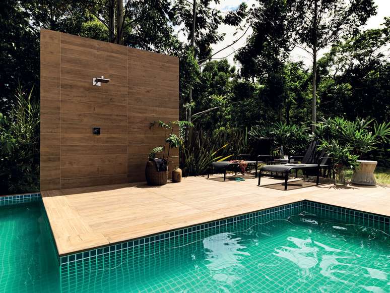 21. Deck de madeira e piscina pastilha verde para área externa. Fonte: Portobello