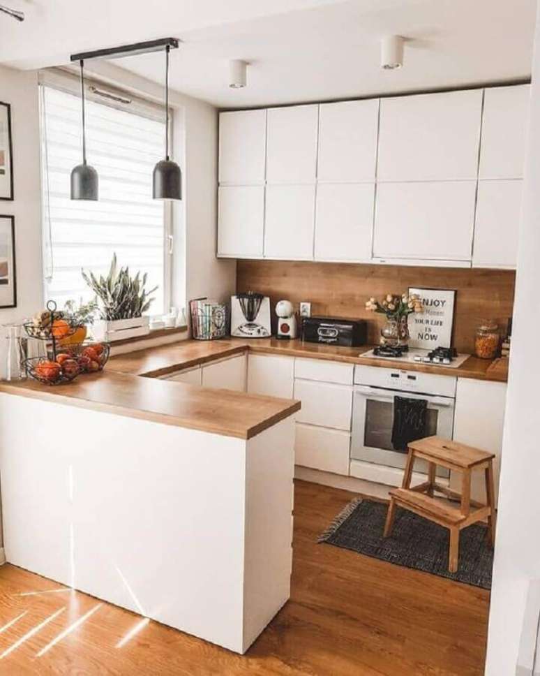 16. Bancada de madeira em U para decoração de cozinha estilo americana branca – Foto: Pinterest