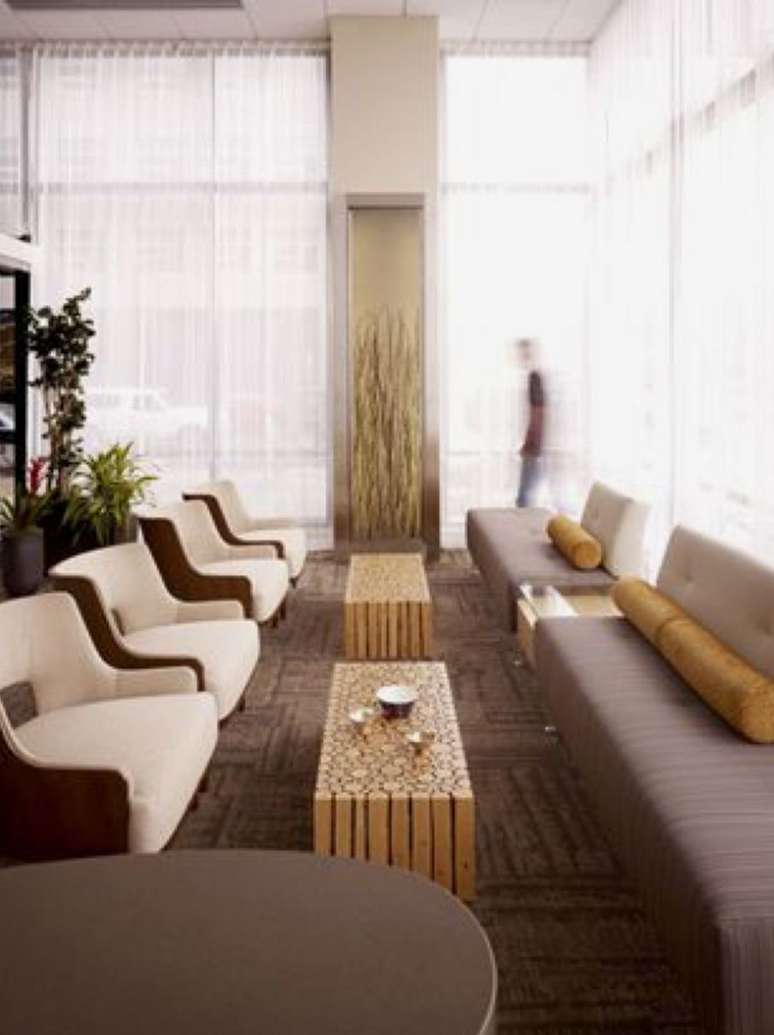 12. Sala de espera grande com poltronas e mesas de centro de madeira rustica &ndash; Foto Callison