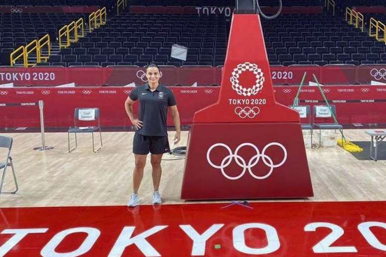 Andreia Regina é a primeira mulher a apitar um jogo do basquete masculino na Olimpíada (Foto: Divulgação/ASE)