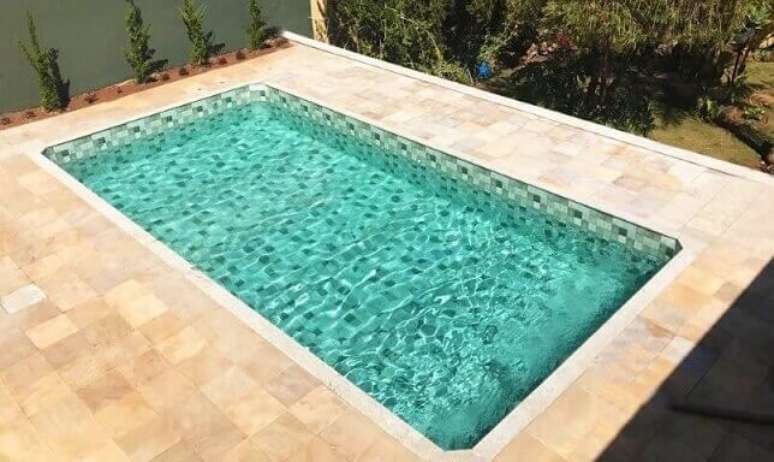 4. Piscina verde de vinil para &aacute;rea externa. Fonte: Piscinas Fiber