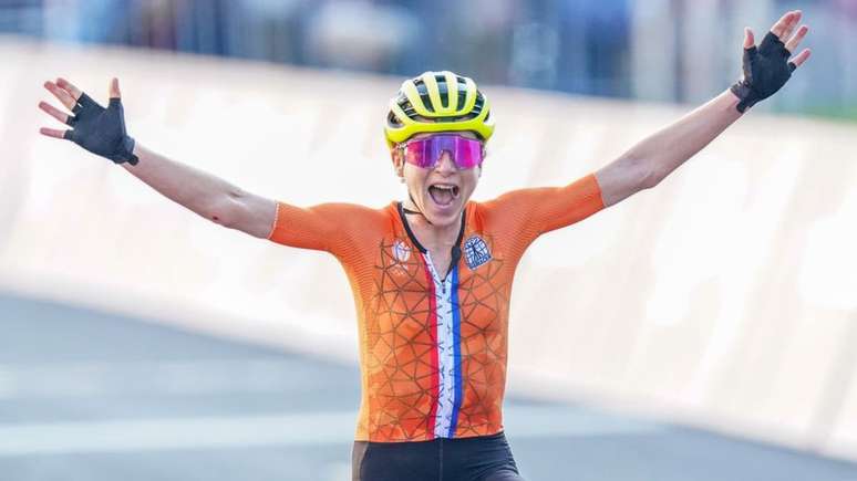 A ciclista holandesa Annemiek van Vleuten acreditava que ela havia vencido.