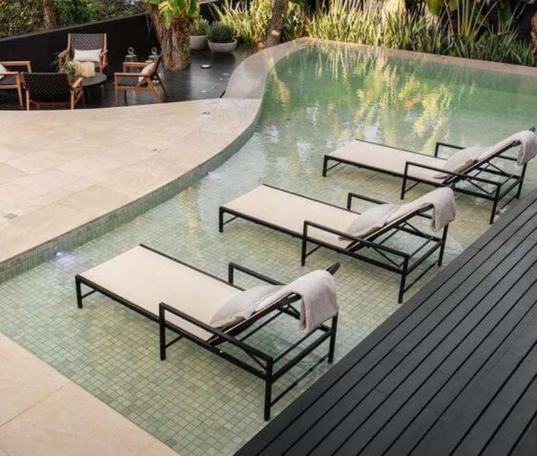 47. Revestimento para piscina verde &aacute;gua com prainha. Fonte: Pinterest