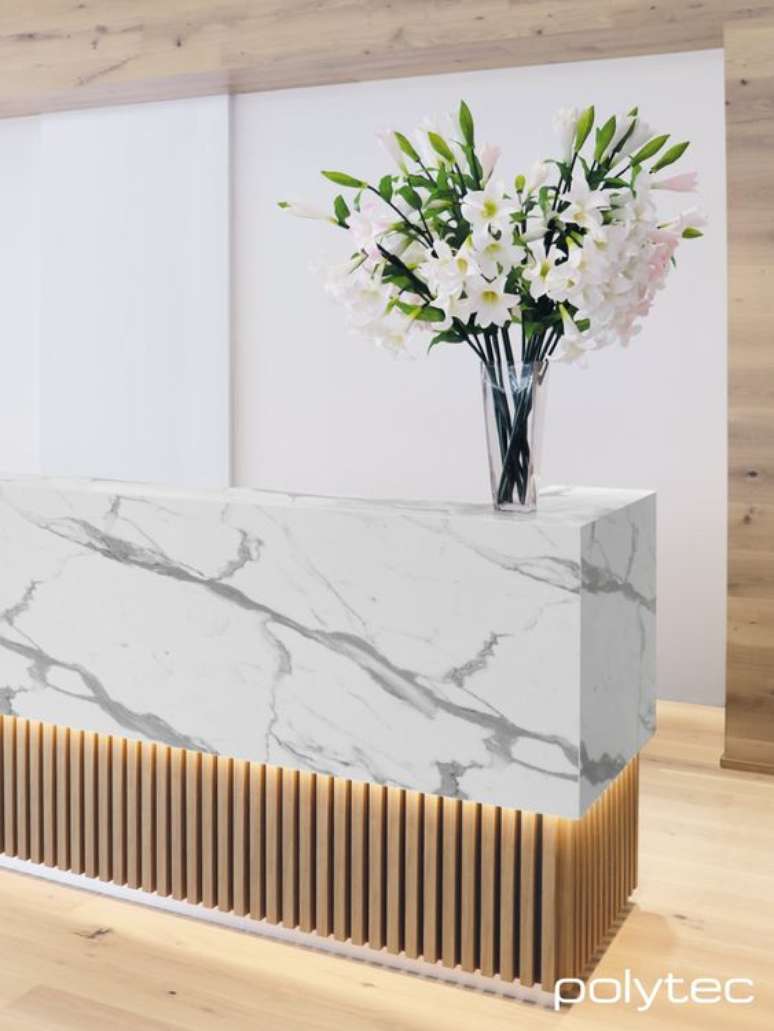 24. Balcão de mármore e madeira para sala de espera luxuosa – Foto Polytec