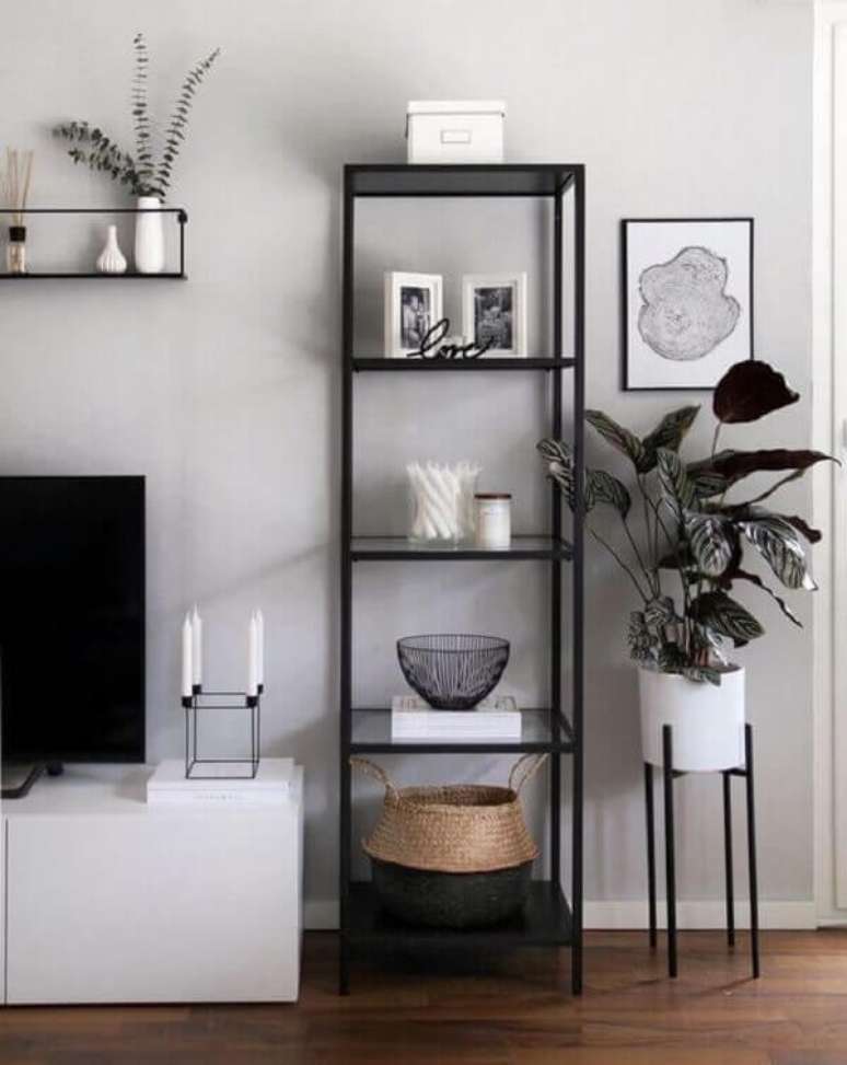 29. Decoração minimalista com estante de vidro estreita. Fonte: Petra Taguls