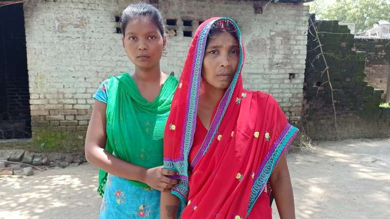 Shakuntala Devi (à direita) ainda está tentando entender por que sua filha foi morta