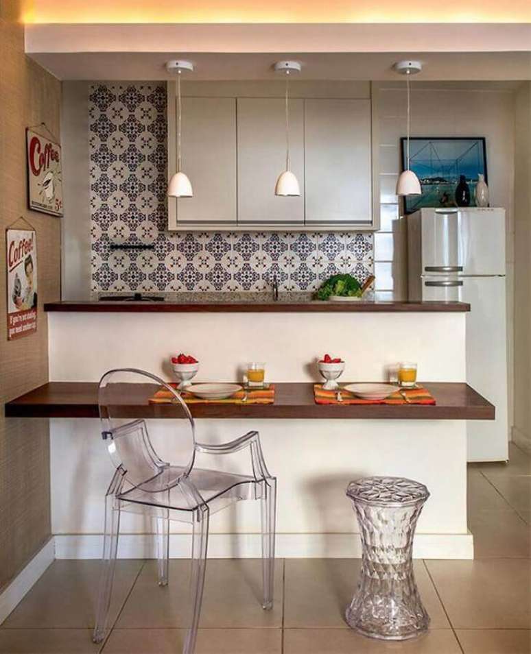 33. Cozinha modulada estilo americana decorada com bancada de madeira – Foto: Pinterest