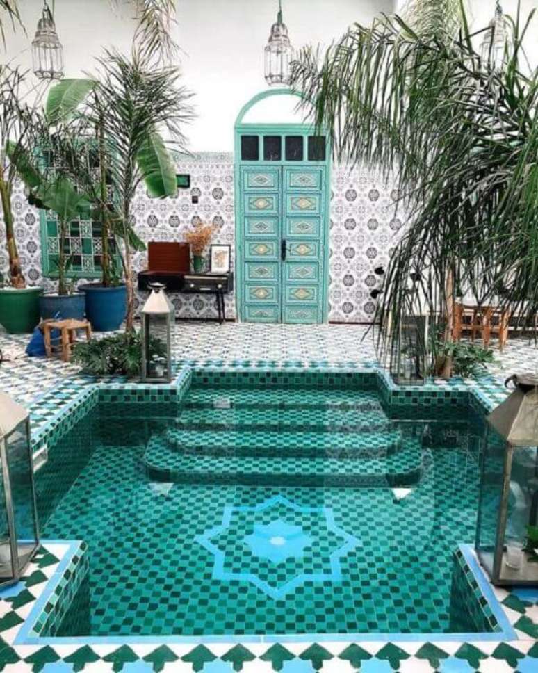 32. O azulejo para piscina em tons de verde e azul deixou esse projeto deslumbrante. Fonte: Pinterest