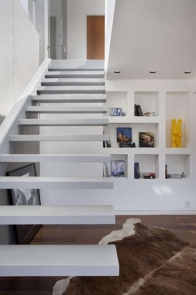 35. Parede de sala decorada com estante de gesso embaixo da escada – Foto Intown Arquitetura