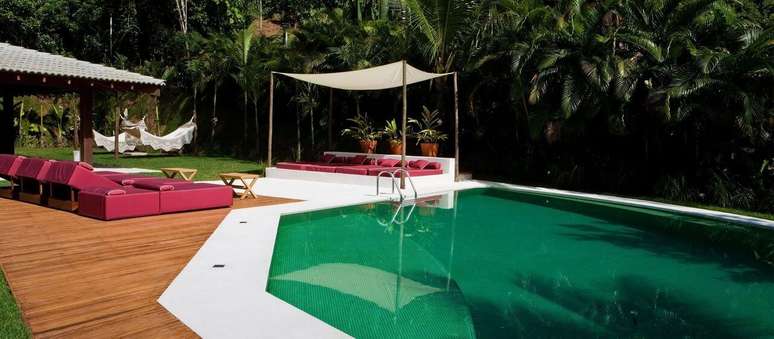42. Piscina com pastilha verde e redes de descanso. Projeto Oleg&aacute;rio de S&aacute; & Gilberto Cioni
