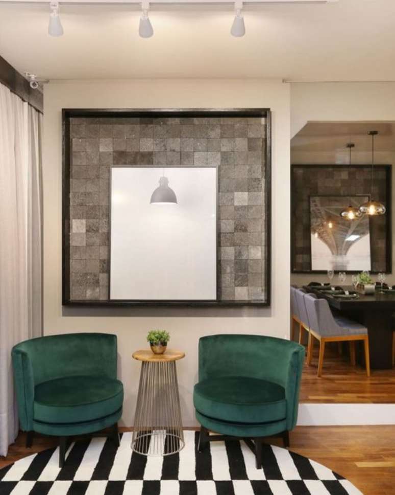 58. Sala de espera com poltronas verdes e quadro moderno na parede – Foto Pinterest