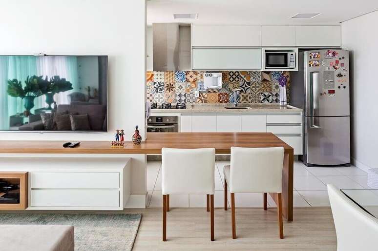 18. Bancada de madeira planejada para decoração de sala integrada com cozinha estilo americana – Foto: Jeito de Casa