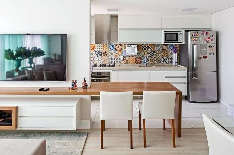 18. Bancada de madeira planejada para decora&ccedil;&atilde;o de sala integrada com cozinha estilo americana &ndash; Foto: Jeito de Casa