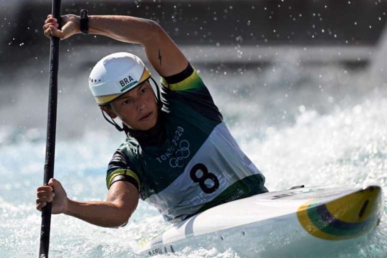 Ana Sátila avança às semifinais do C-1 feminino(Foto: AFP)