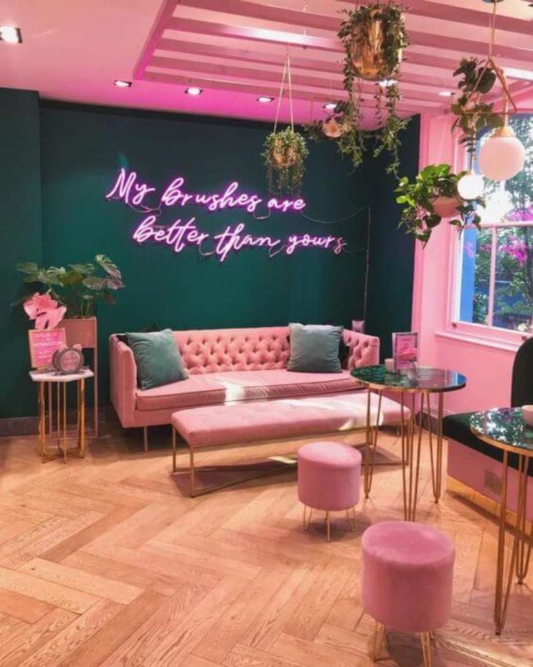 84. Sala grande decorada com estilo moderno com luz neon rosa na parede verde esmeralda – Foto Pinterest