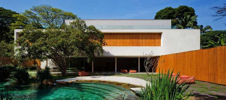 17. &Aacute;rea externa com piscina com pastilha verde. Projeto de Studio MK27