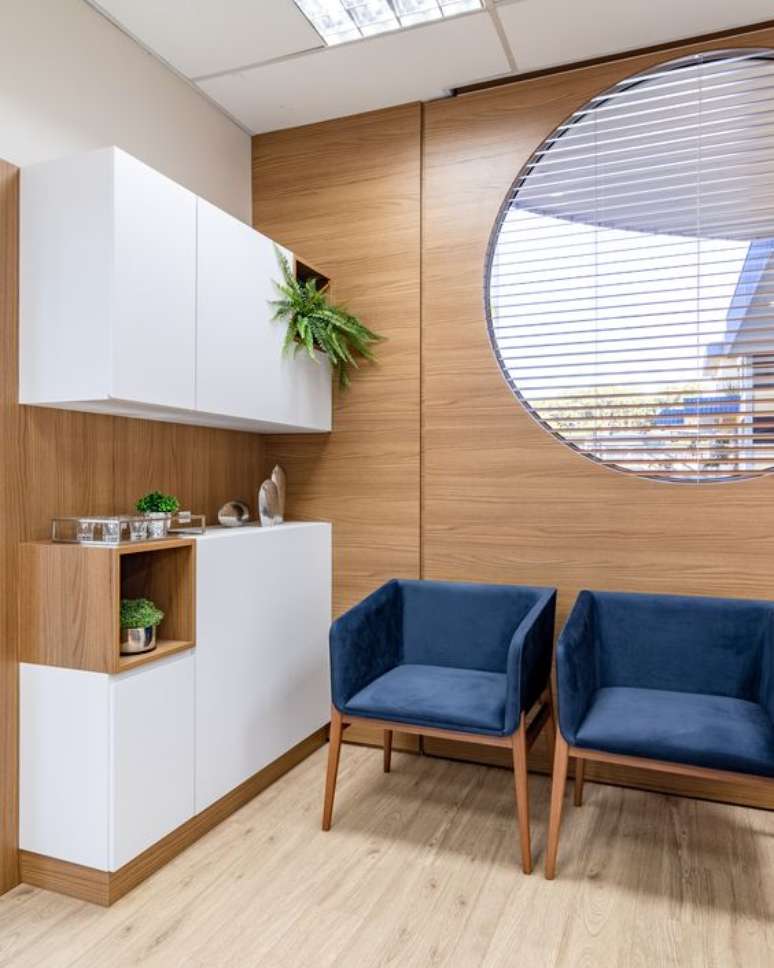 27. Cadeiras para sala de espera na cor azul e cantinho de caf&eacute; &ndash; Foto Muram Arquitetura