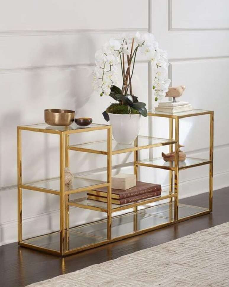 9. Mini estante de ferro e vidro com acabamento dourado. Fonte: Neiman Marcus