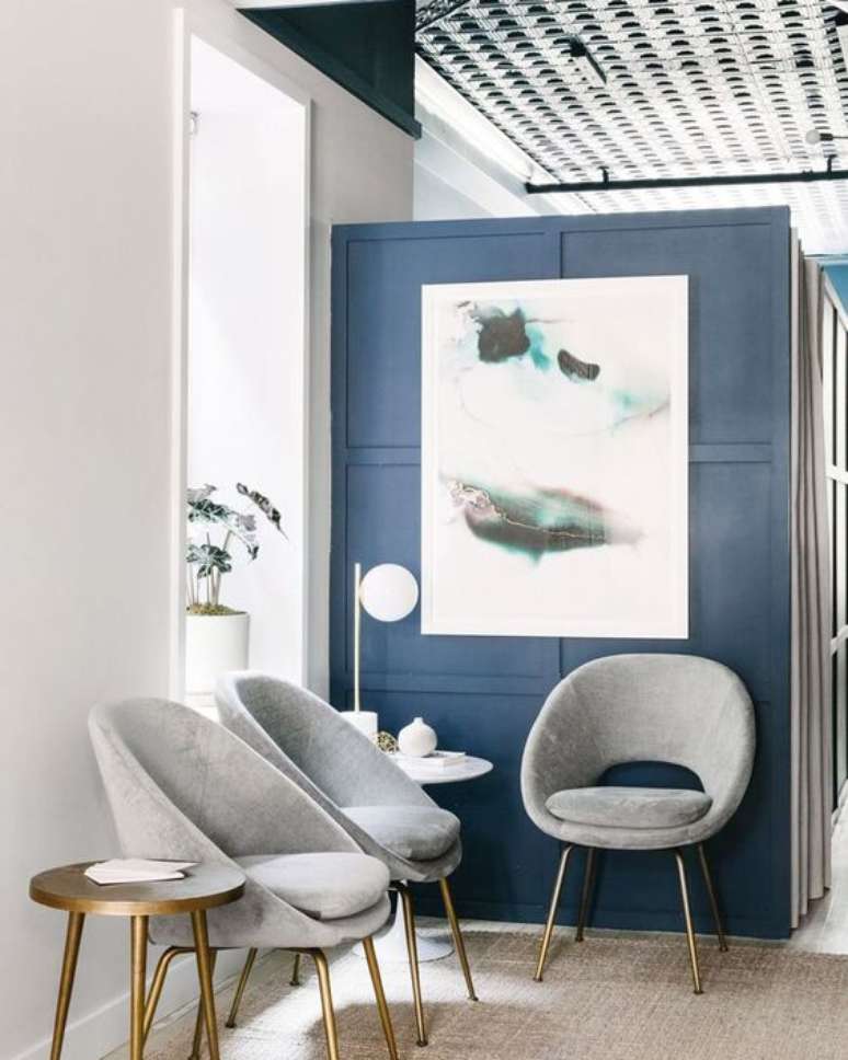 13. Sala de espera moderna com cadeiras cinza e parede azul – Foto The Venue Report