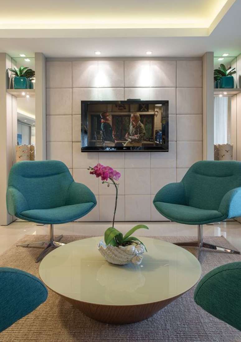 6. Sala de espera com poltronas azuis e tv &ndash; Foto Arquitrecos