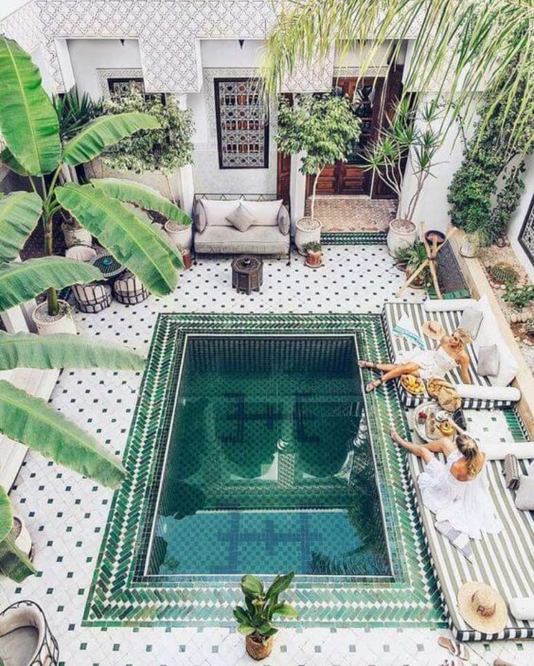 26. Forme diferentes mosaicos na piscina com pastilha verde. Fonte: Pinterest