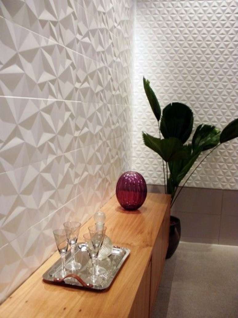 120. Sala de estar com porcelanato 3D branco e aparador de madeira para bar – Foto Simples Decoração