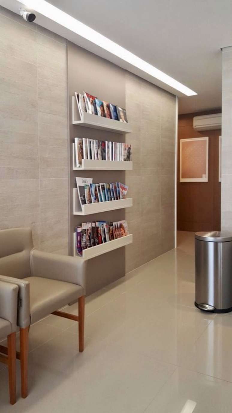 7. Sala de espera com prateleiras de revistas &ndash; Foto ungaretti costacurta Arquitetura