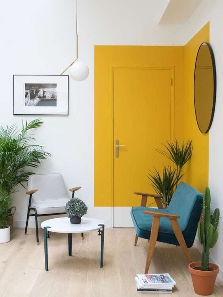 47. Parede de sala decorada com pintura setorizada em amarelo – Foto Iaza