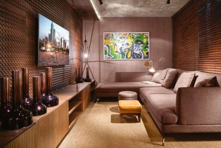 124. Sala de estar com tons de marrom e sofá confortável – Foto Pinterest