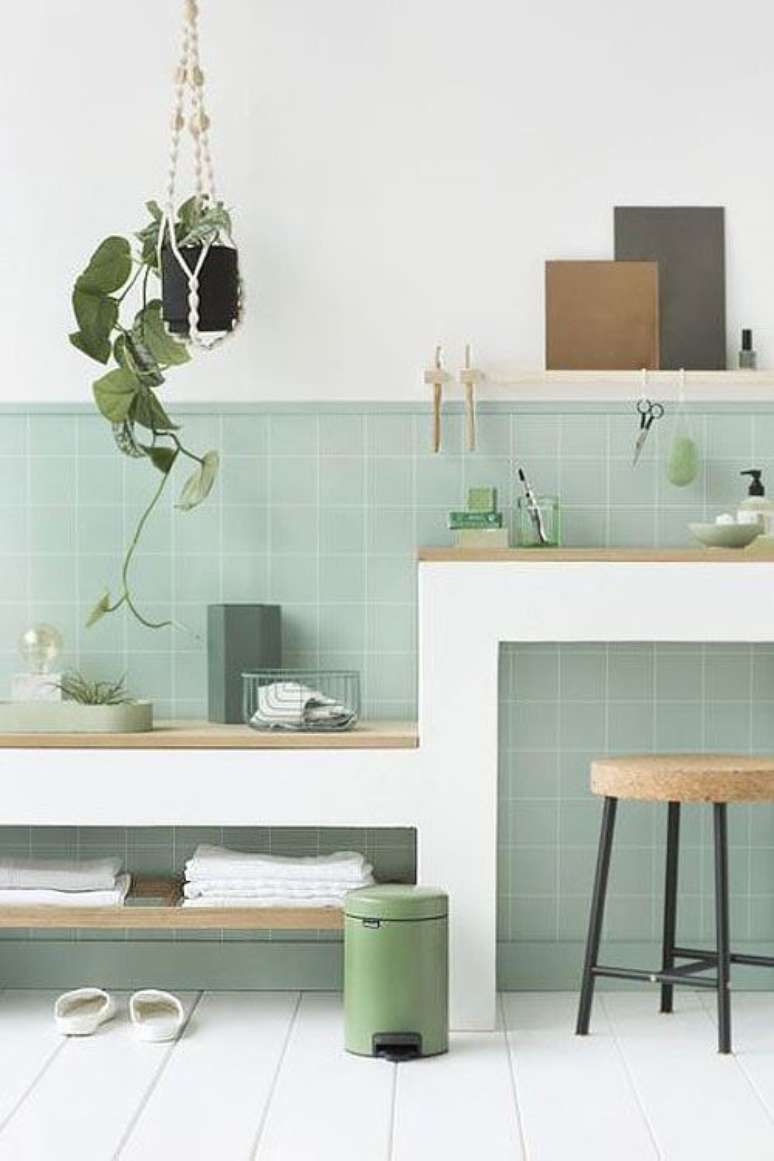 32. Parede de sala decorada com azulejo verde claro e plantas suspensas – Foto Ctendance