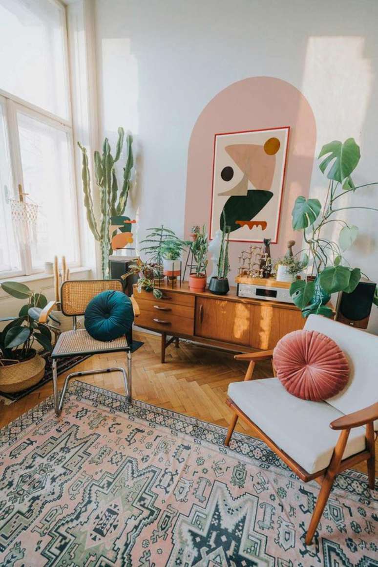 109. Sala com rack retro de madeira e decoração alegre com plantas – Foto Casa de Valentina