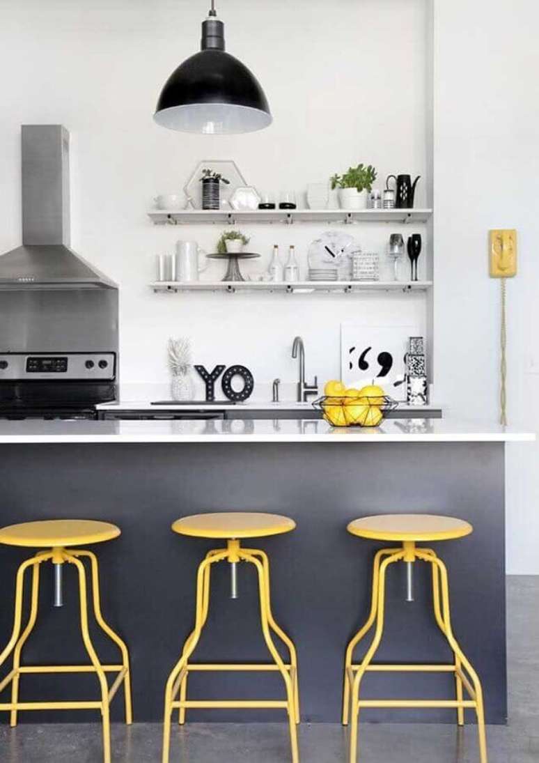 20. Banqueta amarela para decoração de cozinha estilo americana cinza com ilha – Foto: Houzz