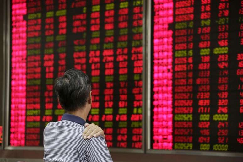 Investidor acompanha telão com flutuações dos mercados em corretora de Pequim
27/08/2015
REUTERS/Jason Lee