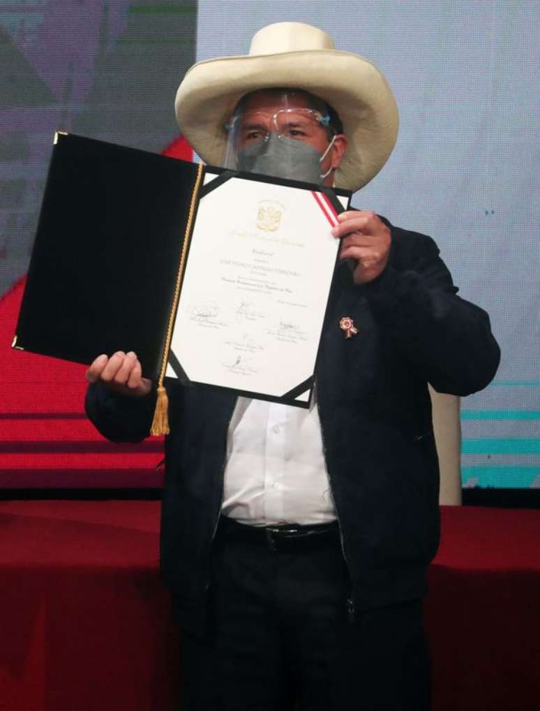 Presidente eleito Castillo mostra credenciais fornecidas por autoridade eleitoral declarando-o vitorioso na eleição presidencial do Peru
 23/7/ 2021 REUTERS/Sebastian Castaneda/Pool