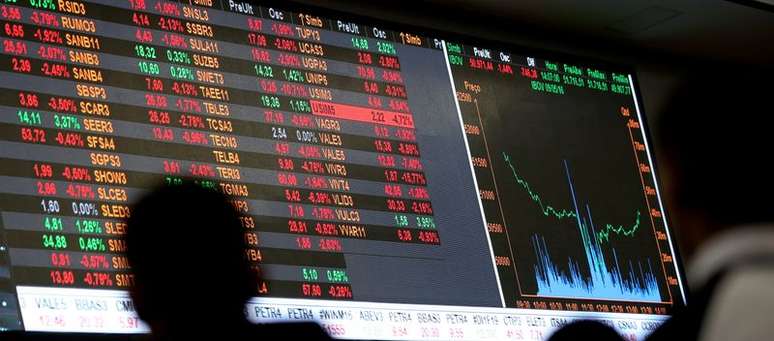 Painel mostrando os índices do mercado Bovespa em São Paulo. 
09/05/2016
REUTERS/Paulo Whitaker