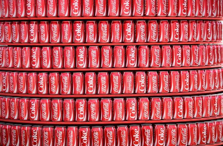 Latas de Coca-Cola fotografadas em Natal (RN) 
12/06/2014
REUTERS/Dylan Martinez 