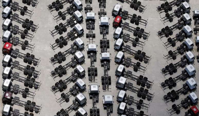 Caminhões novos em pátio de montadora em São Bernardo do Campo (SP) 
12/02/2015
REUTERS/Paulo Whitaker 