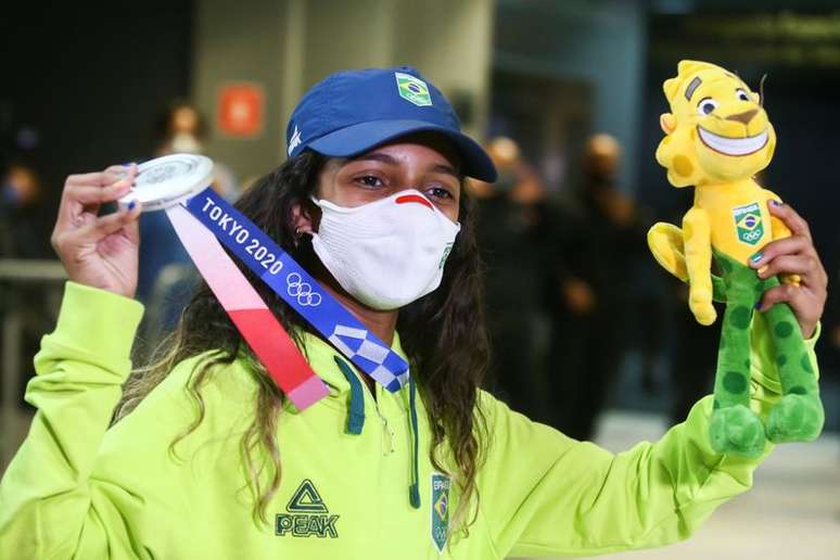 Rayssa Leal, de apenas 13 anos, desembarca no Brasil exibindo a medalha de prata que conquistou no skate em Tóquio 28/07/2021 REUTERS/Carla Carniel