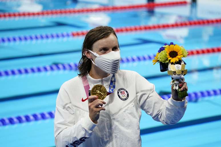 Katie Ledecky exibe a medalha de ouro conquistada na prova dos 1500m livre em Tóquio
