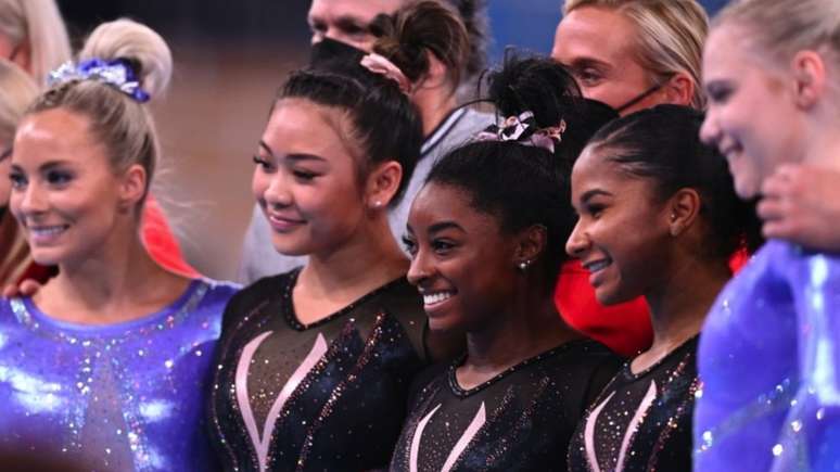 Biles (ao centro) lidera a equipe de gin&aacute;stica feminina dos EUA em T&oacute;quio